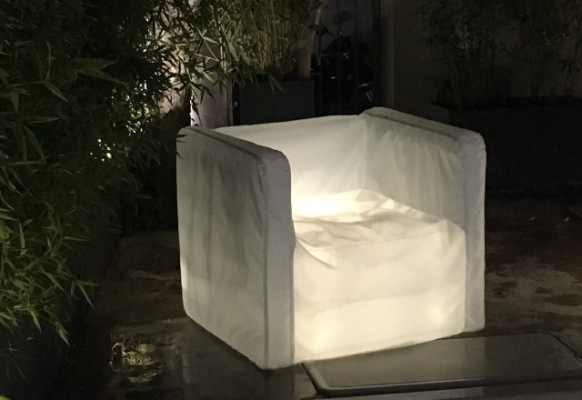 siege_design_lumineux_piscine