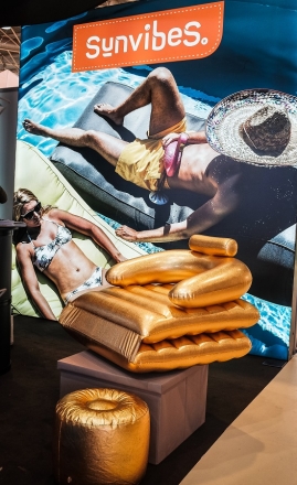 sit_in_pool_