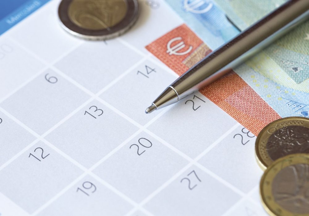 Penna e denaro contante su calendario