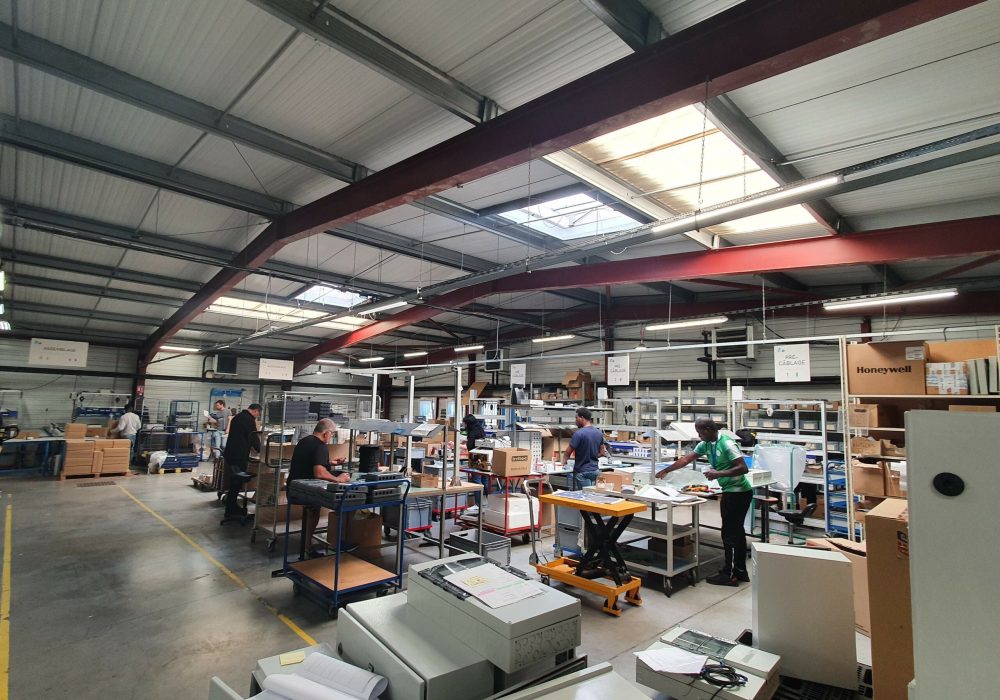 L’unité de fabrication avec les lignes de production de coffrets électriques