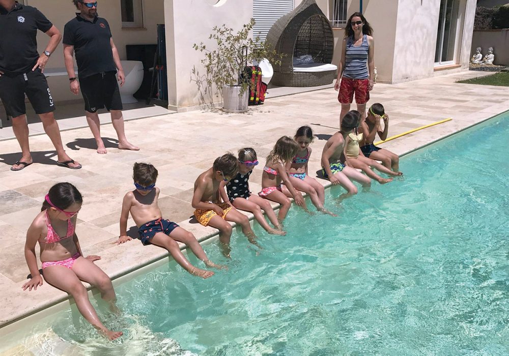 classe bleue enfants bord piscine 202206